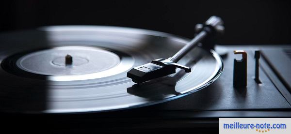 Un disque sur une platine vinyle