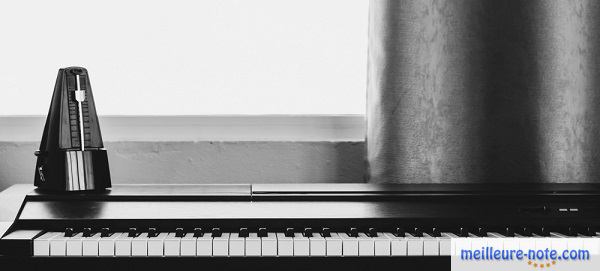 Un métronome sur un piano noir et blanc
