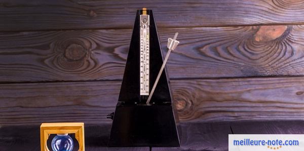 Un métronome sur une table