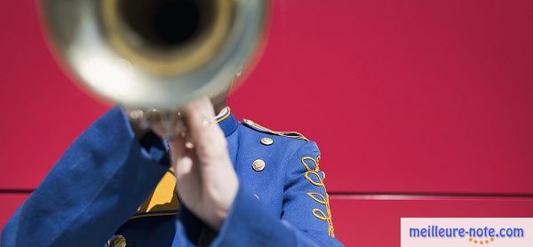 Un militaire qui joue u trombone