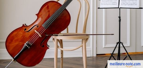 un violoncelle et une chaise