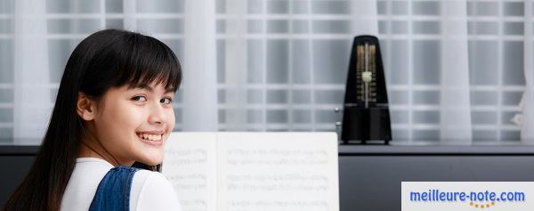 Une petite fille qui apprend à faire du piano