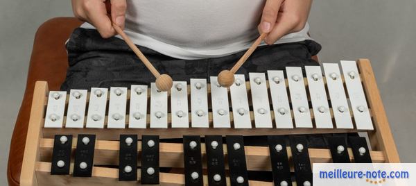 un homme joue au xylophone