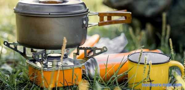 un réchaud camping et une casserole