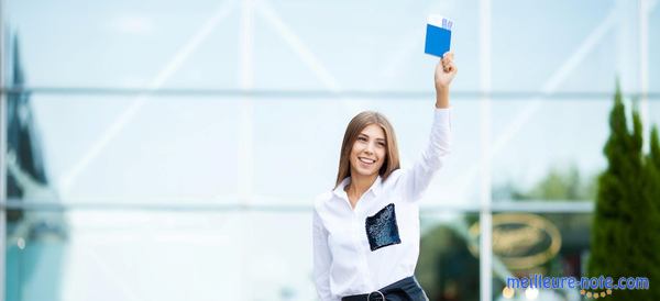 une femme montre son passeport