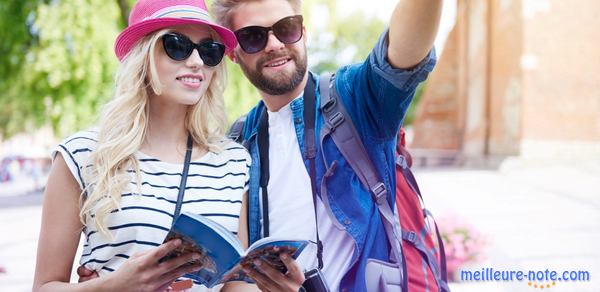 une femme et un homme avec un livre