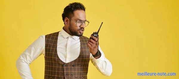 un homme avec lunette parle à un talkie walkie