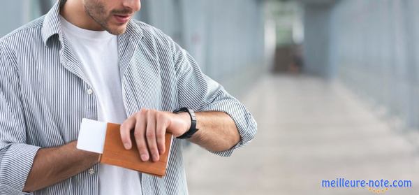 un homme qui porte un étui pour passeport