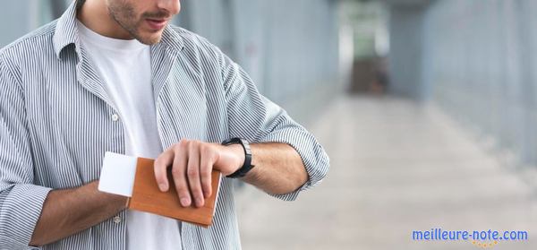 un homme qui porte un étui pour passeport