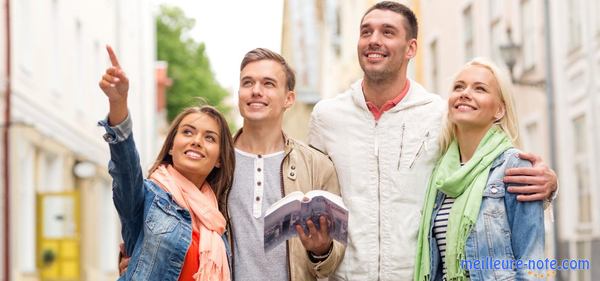 deux couples avec un guide touristique