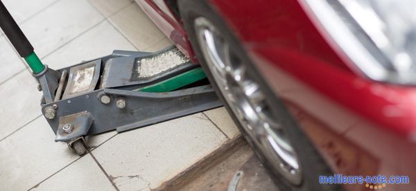 un cric vert et une voiture rouge