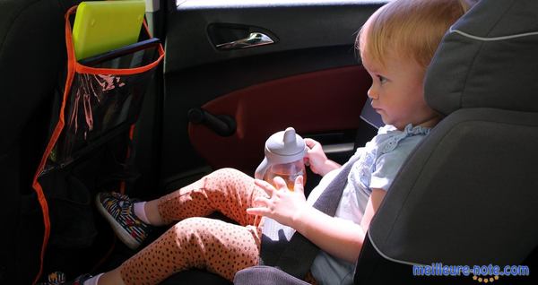 Un enfant assis à l'arrière de la voiture