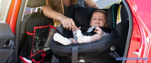 Un enfant sur son siège bébé