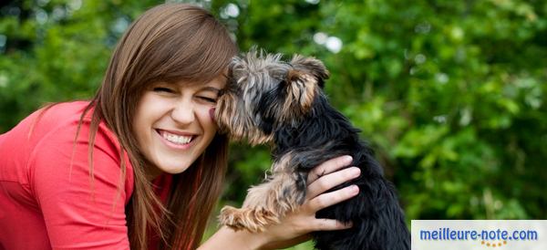 une femme heureuse avec son chien