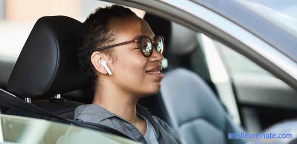 une femme téléphone dans une voiture 