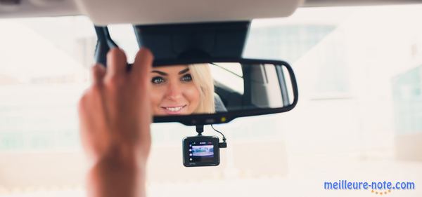 Une femme qui se regarde sur son rétroviseur