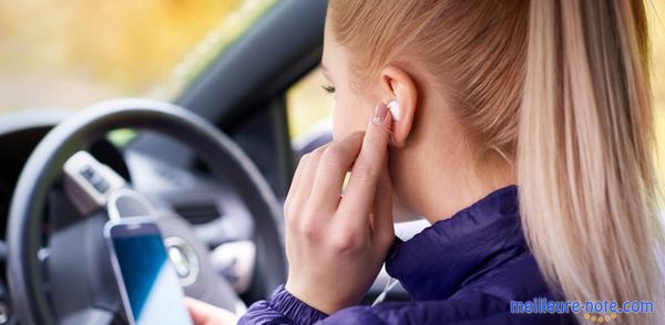 une blonde femme téléphone