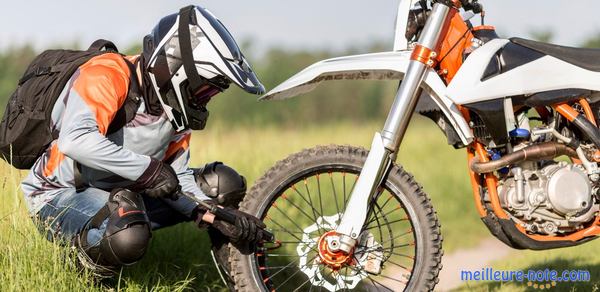 un homme avec un casque qui touche un pneu