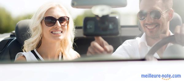 une femme et un homme regarde une vidéo