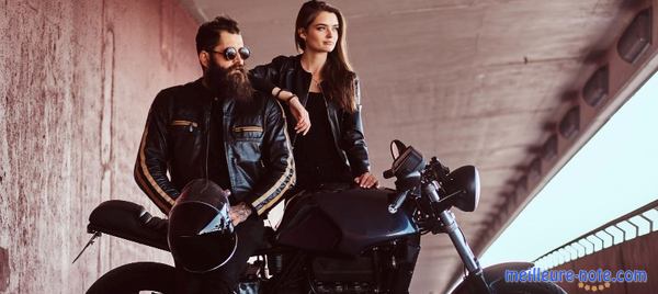 un homme et une femme avec une moto