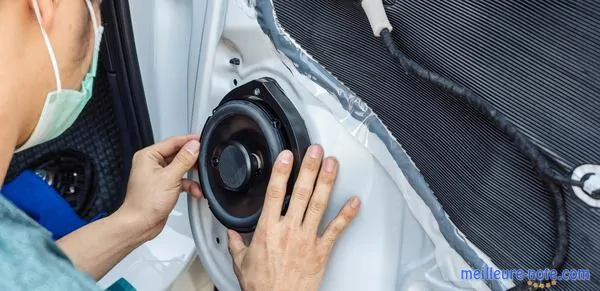 un homme fait un installation d'haut parleur