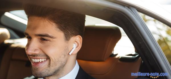 un homme sourit qui téléphone