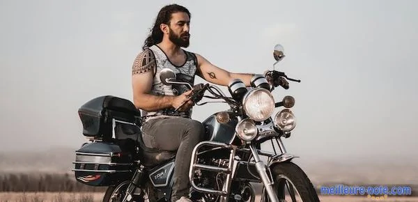 un homme conduire sa moto