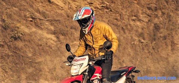 un homme conduit une motocross