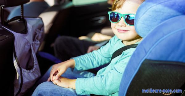 Un petit garçon avec des lunettes de soleil