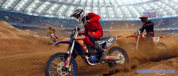un homme fait la course motocross