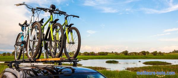 trois bicyclettes sur le toit d'une voiture