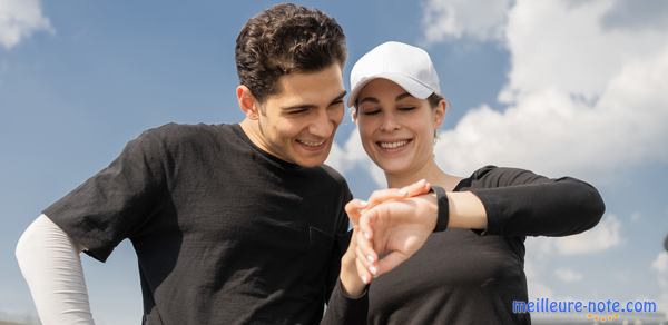 un homme et une femme regardent leur montre