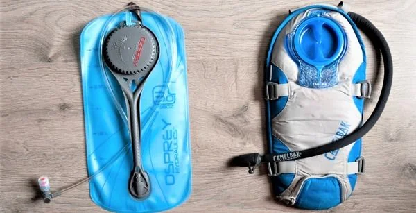 deux poches de Camel bak bleu 