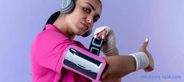 une femme et son brassard avec son casque