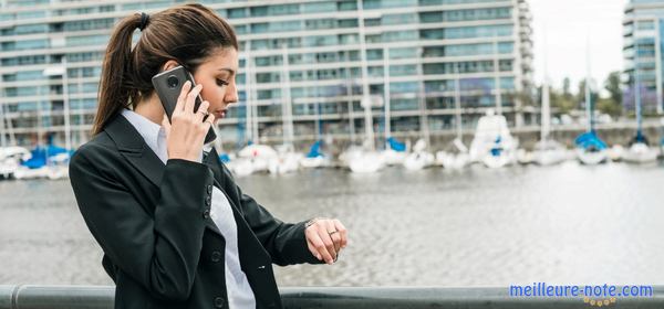 une femme qui téléphone 