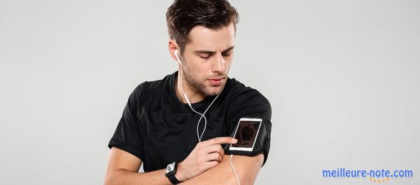 un homme touche son téléphone