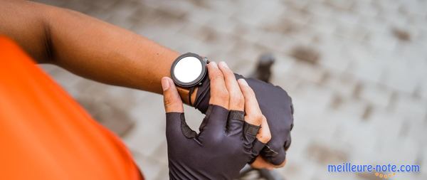 un homme touche sa montre