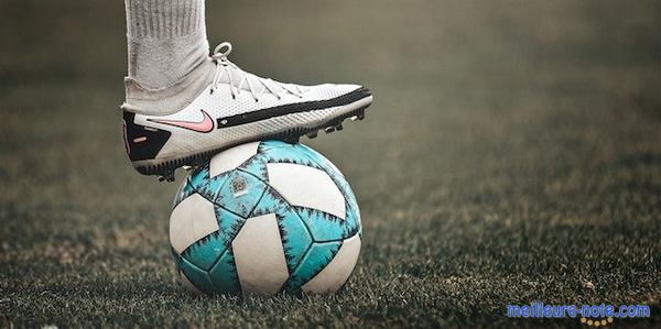 un pied avec chaussure et une ball