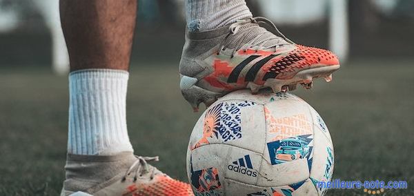 un joueur de foot joue au ballon