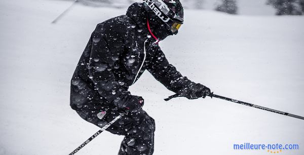 Une combinaison de ski noire imperméable