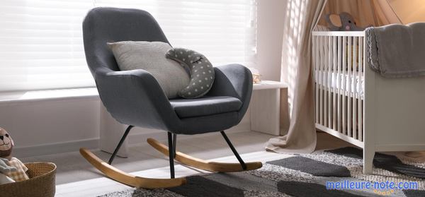 un fauteuil gris en tissu dans une chambre