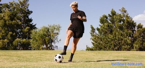 une femme joue au ballon