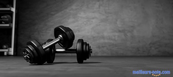 un haltère dans une salle de gym