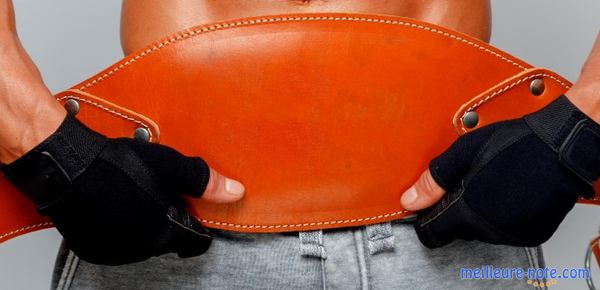 un homme et une ceinture orange