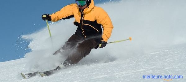 un homme s'amuse avec son skis