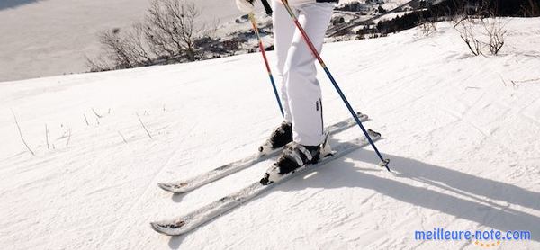 un homme porte son skis