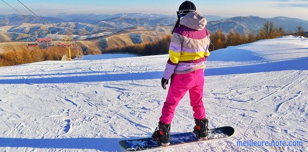 Une jeune femme dans une combinaison de ski stylée
