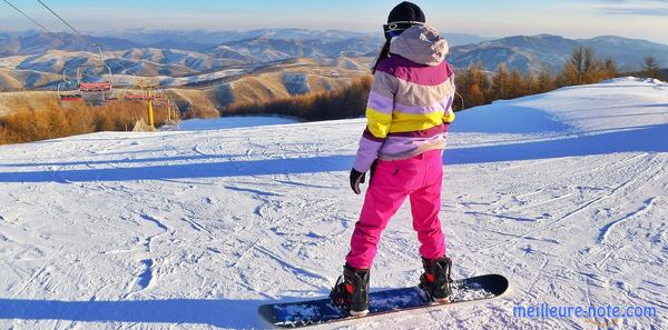 Une jeune femme dans une combinaison de ski stylée