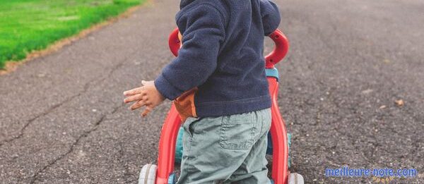 Un bébé avec un trotteur