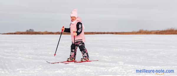 Une petite fille qui apprend à faire du ski